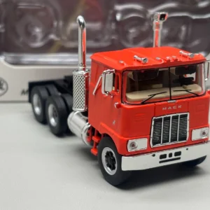 Top Shelf 1:64 1962 Mack F700 Naranja