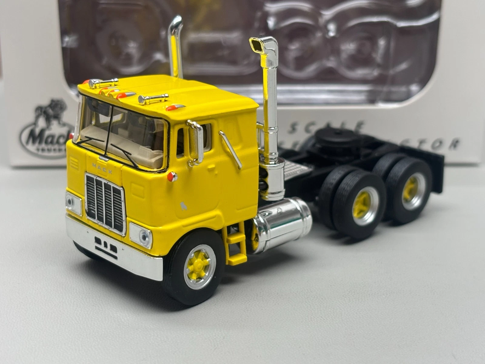 Top Shelf 1:64 1962 Mack F700 Amarillo
