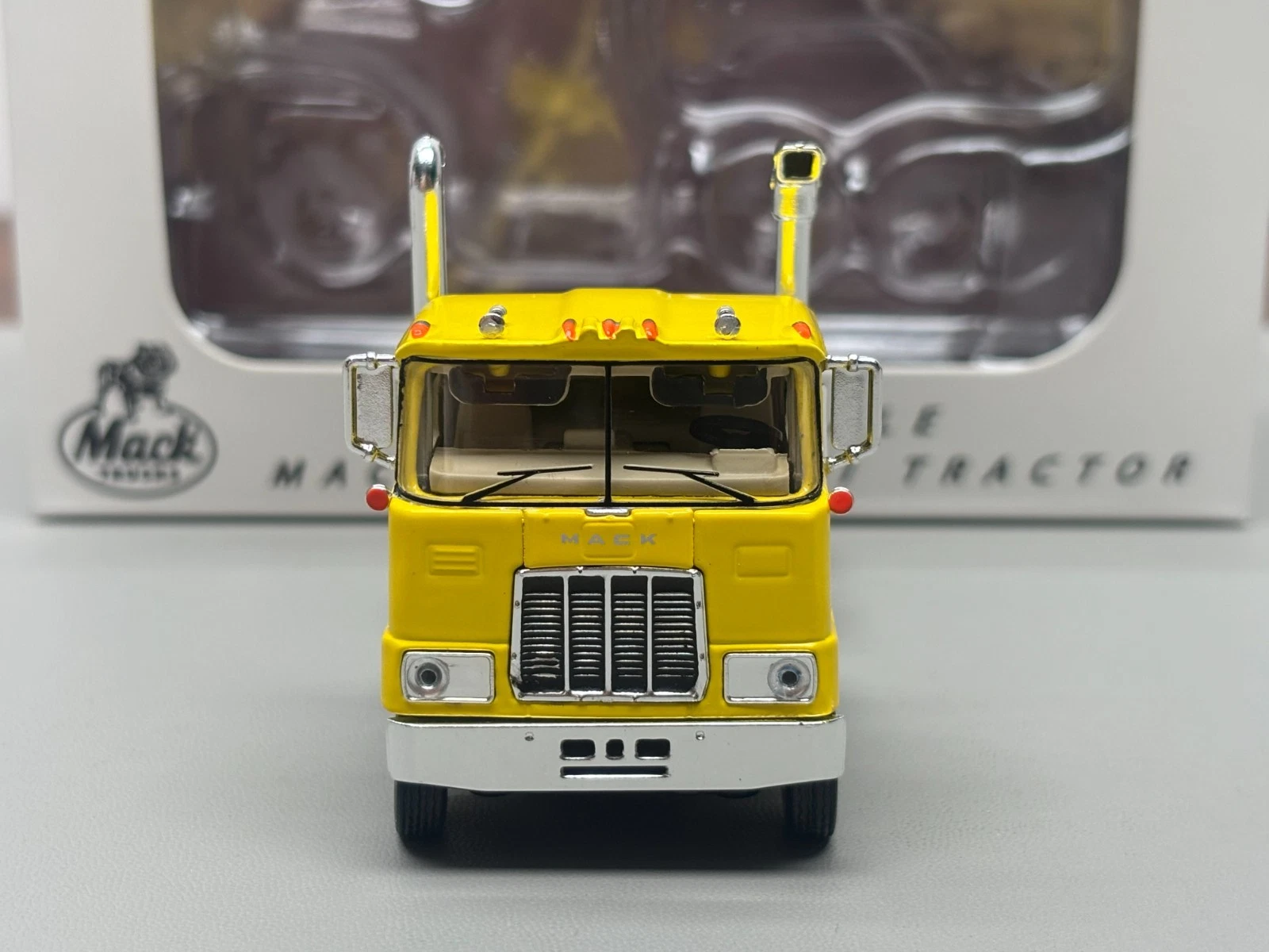 Top Shelf 1:64 1962 Mack F700 Amarillo - Imagen 3