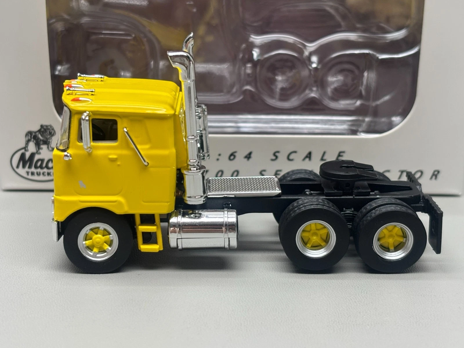 Top Shelf 1:64 1962 Mack F700 Amarillo - Imagen 4
