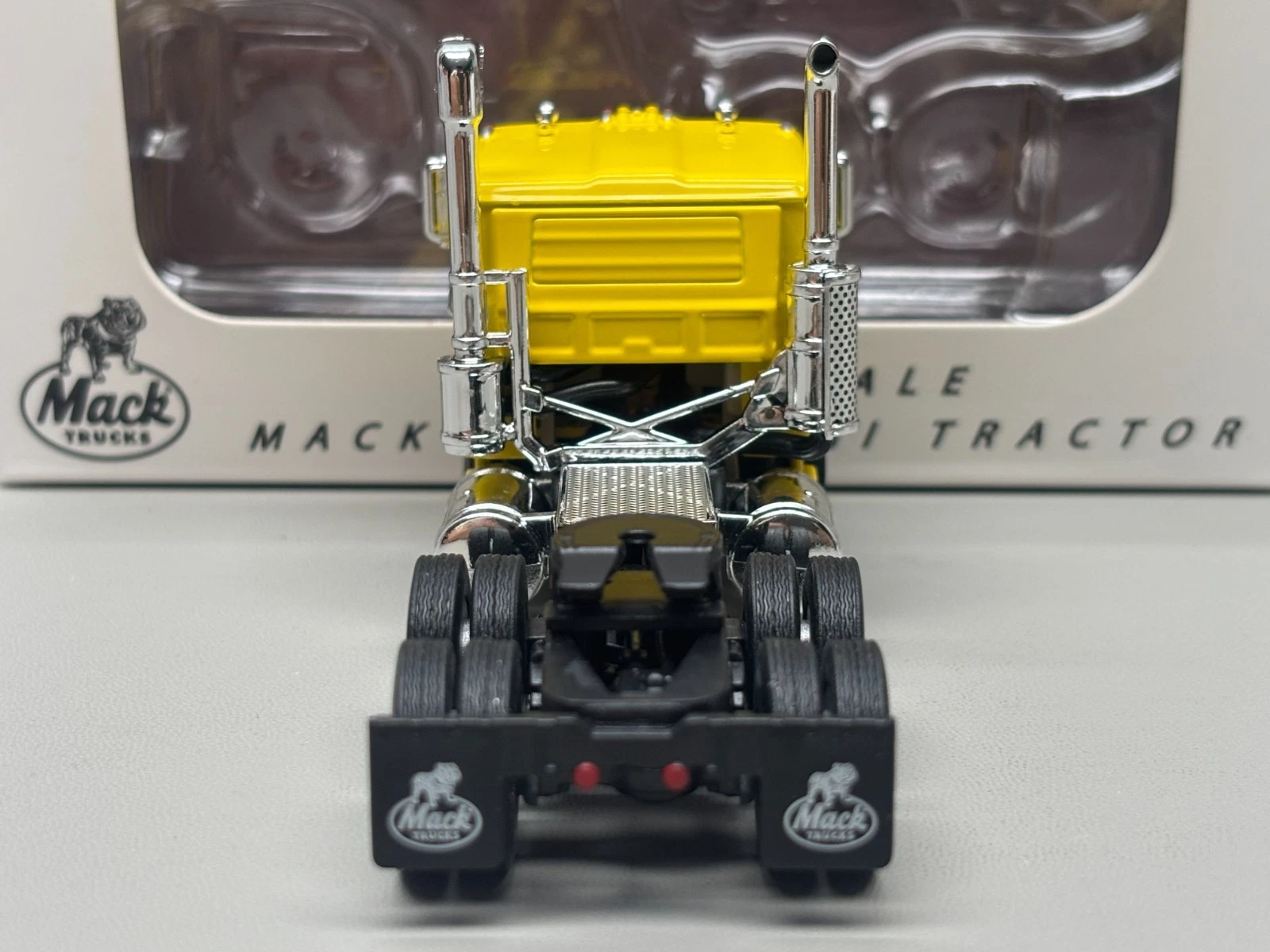 Top Shelf 1:64 1962 Mack F700 Amarillo - Imagen 5
