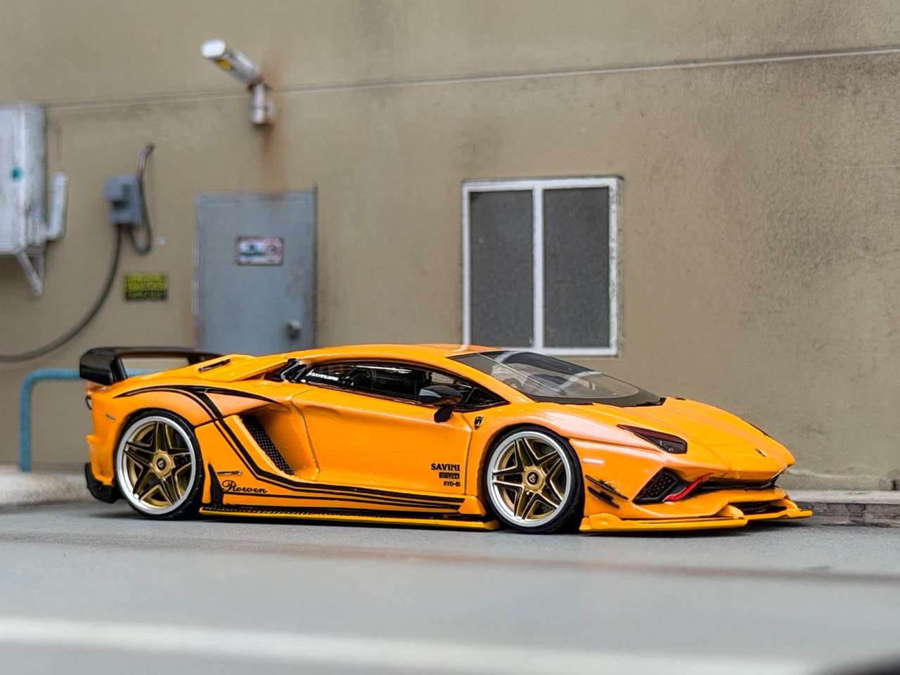 *PREORDEN* Rotating Wheel 1/64 Rowen Aventador S Iridescent Yellow