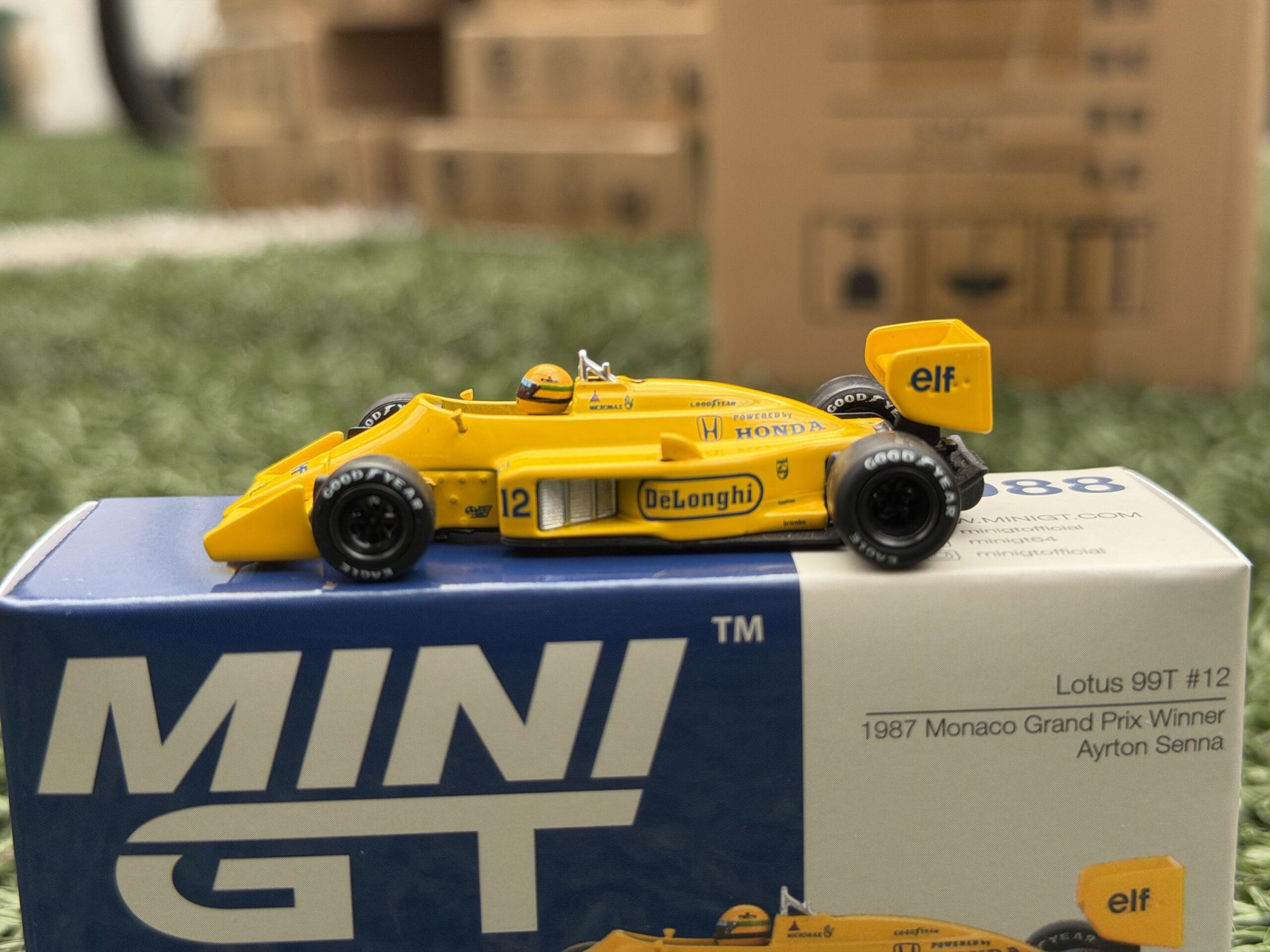 Mini GT 1:64 Lotus 99T #12 Ayrton Senna 1987 Monaco Grand Prix Winner - Imagen 4