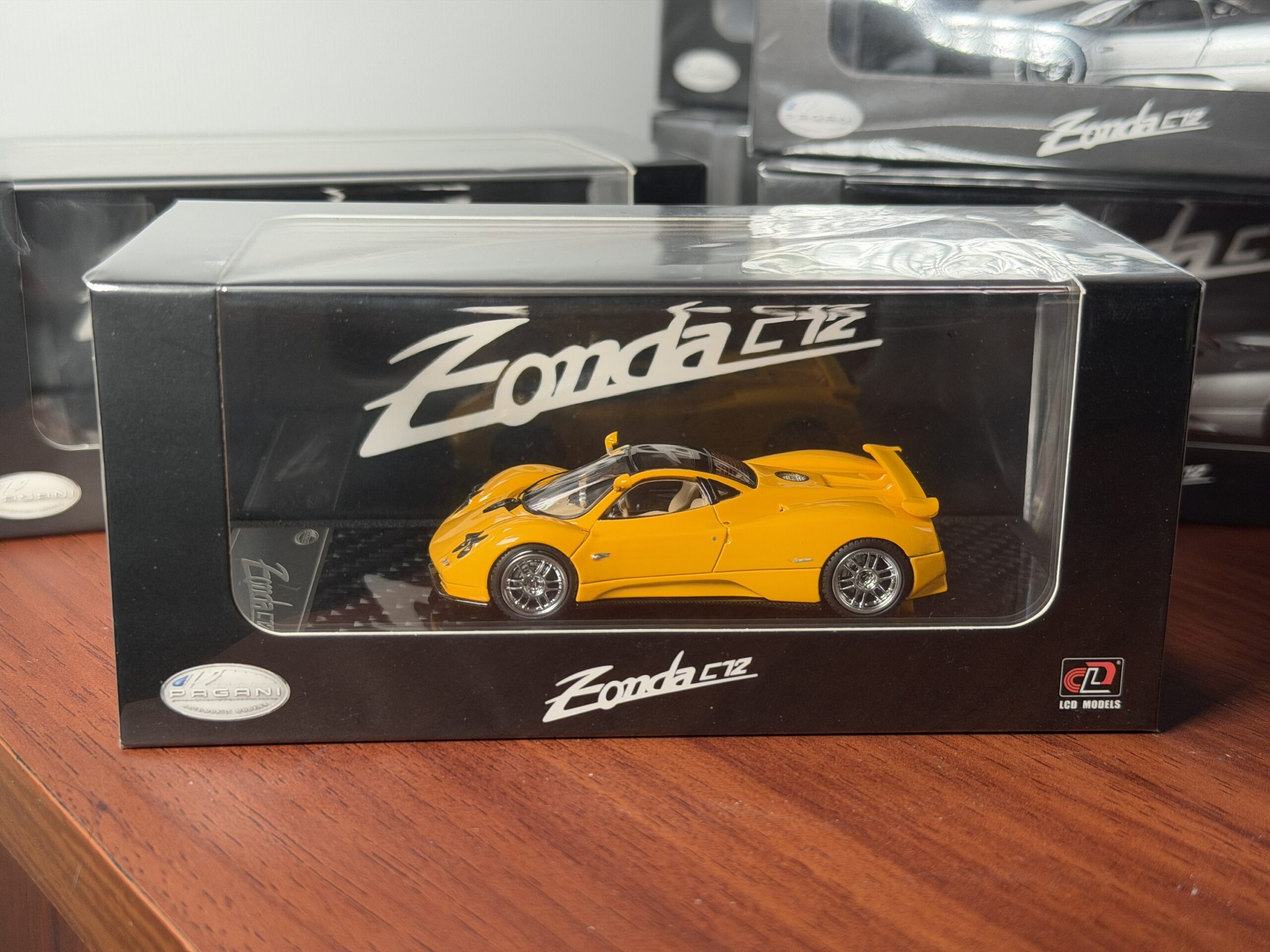 LCD 1:64 Pagani Zonda Amarillo - Imagen 2