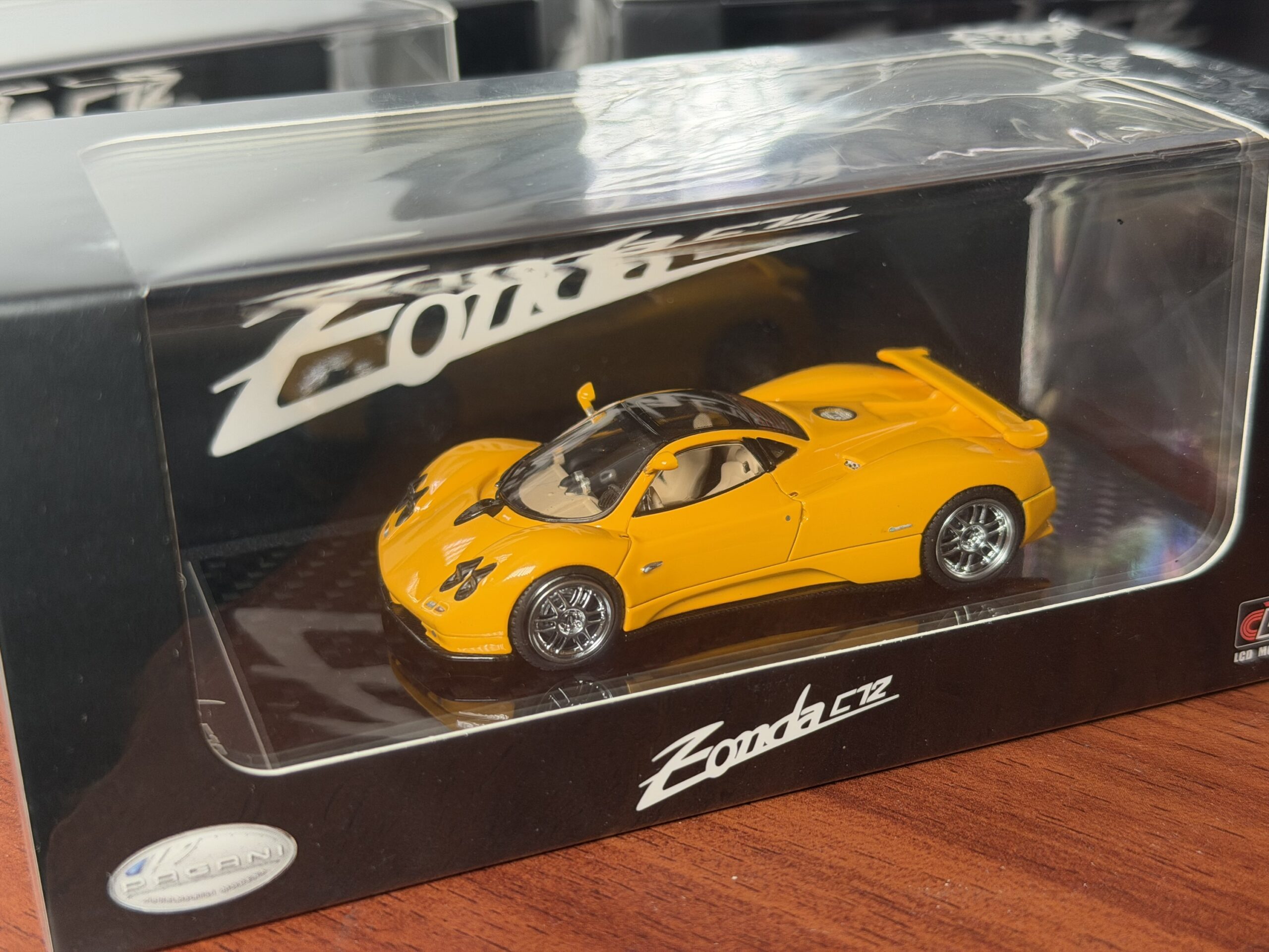LCD 1:64 Pagani Zonda Amarillo - Imagen 3