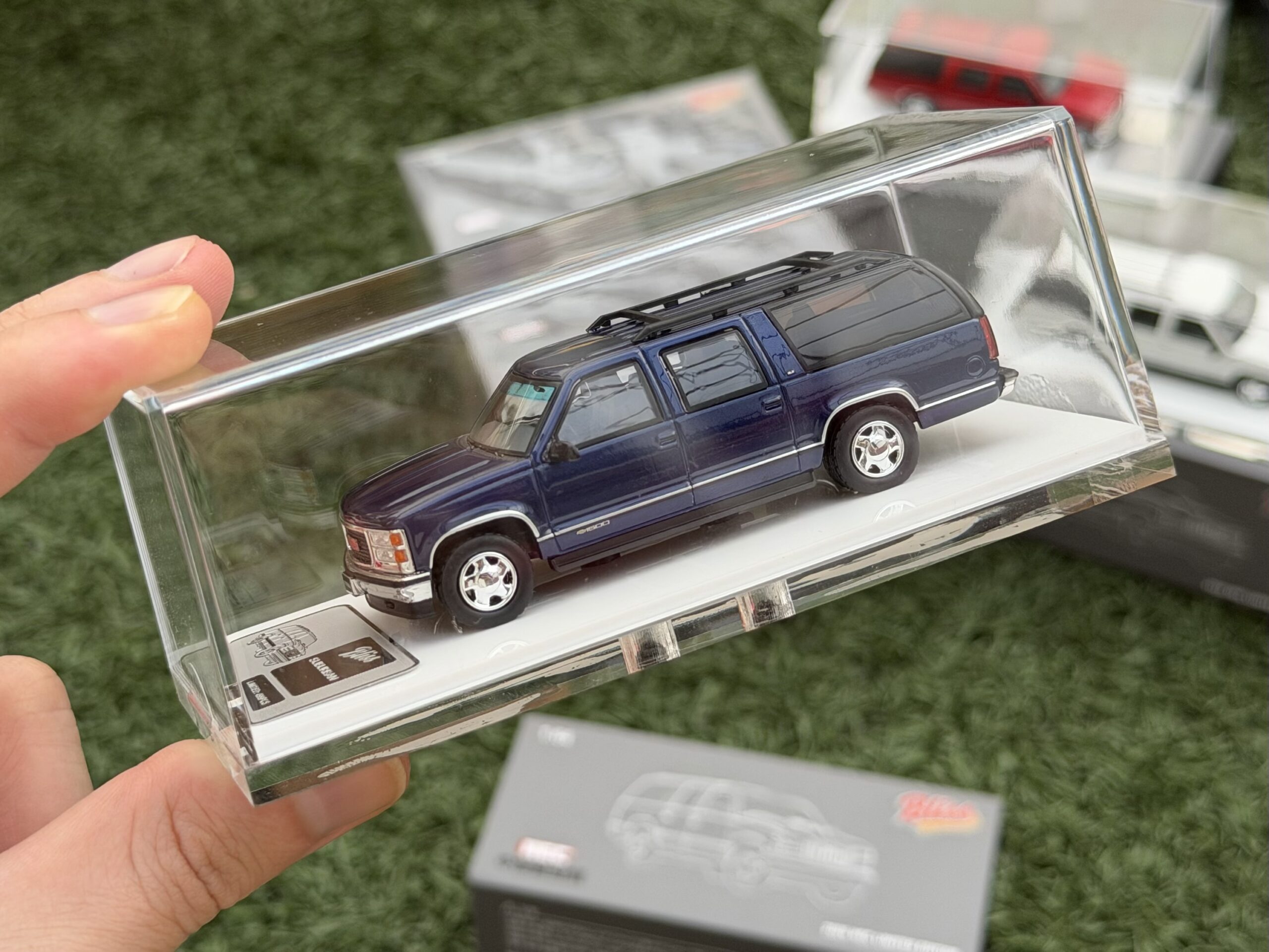 Bliss 1:64 GMC Suburban GMT400 Azul - Imagen 3