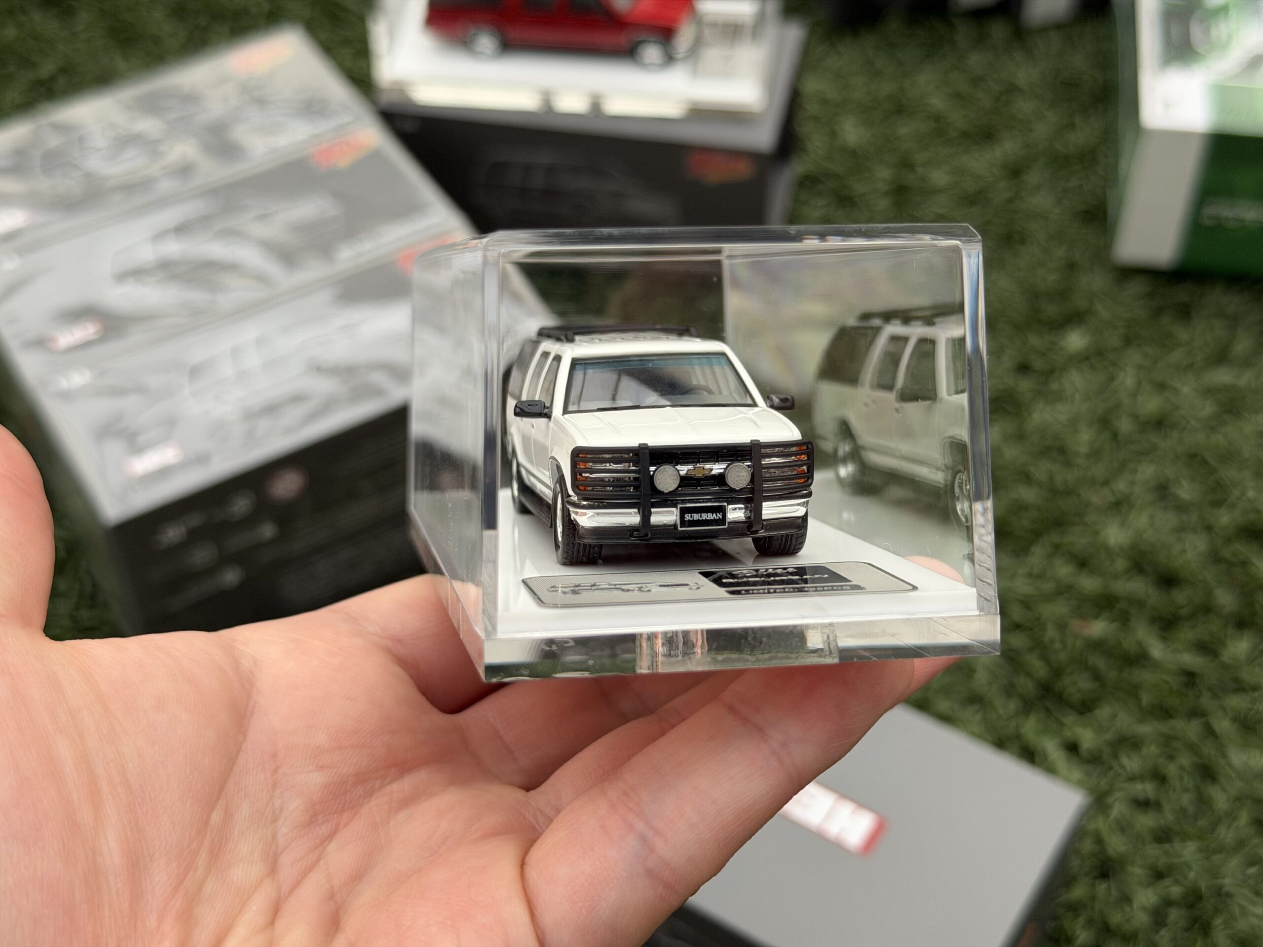 Bliss 1:64 GMC Suburban GMT400 Blanco - Imagen 7