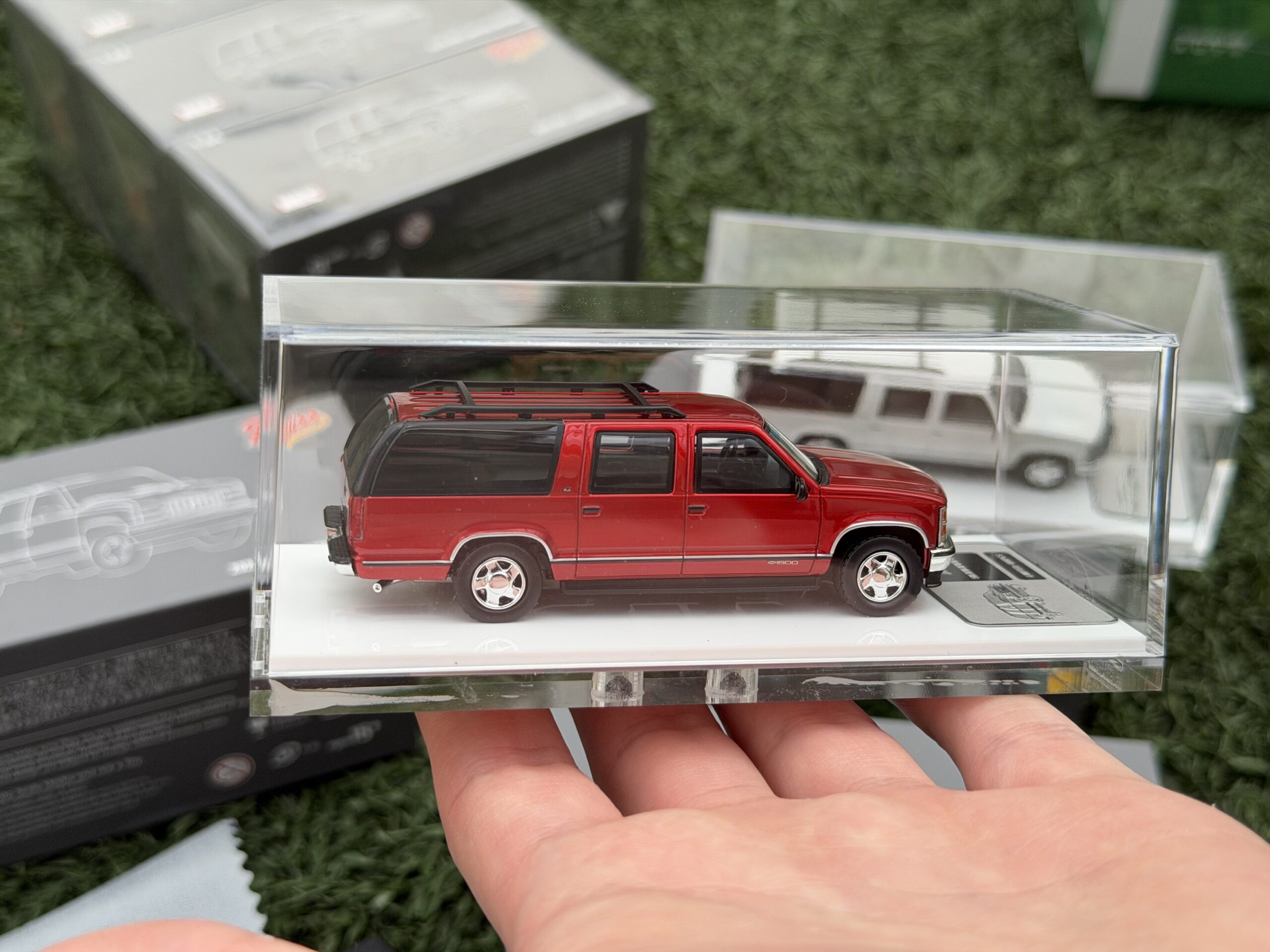 Bliss 1:64 GMC Suburban GMT400 Rojo - Imagen 4