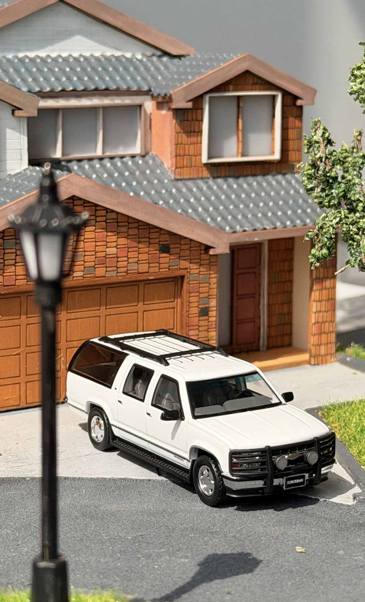 Bliss 1:64 GMC Suburban GMT400 Blanco - Imagen 5