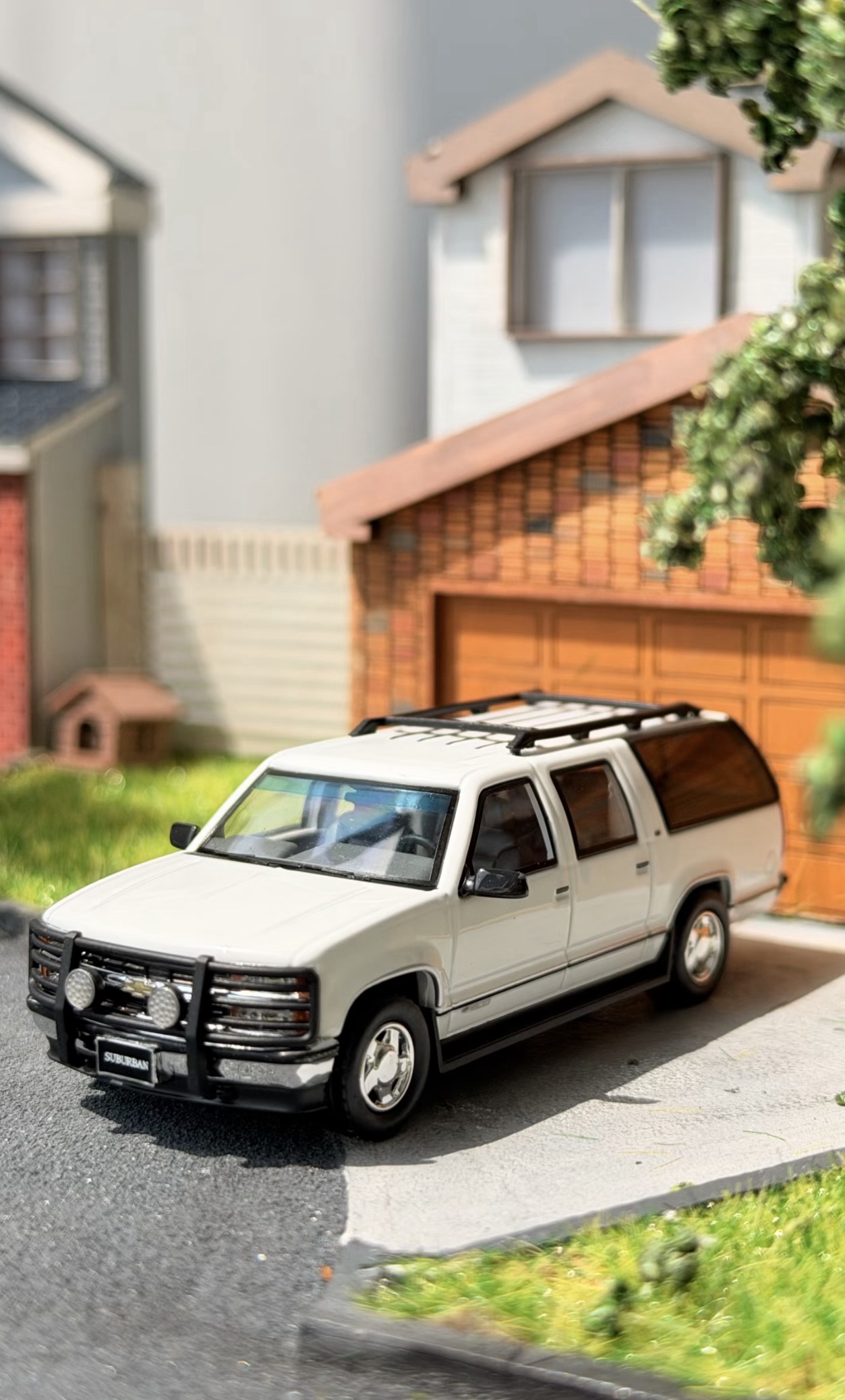 Bliss 1:64 GMC Suburban GMT400 Blanco - Imagen 4