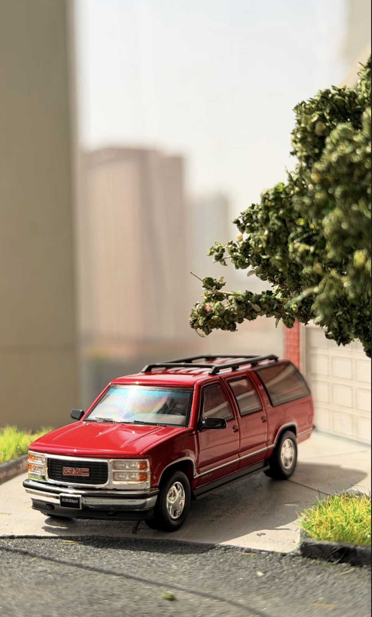 Bliss 1:64 GMC Suburban GMT400 Rojo - Imagen 3