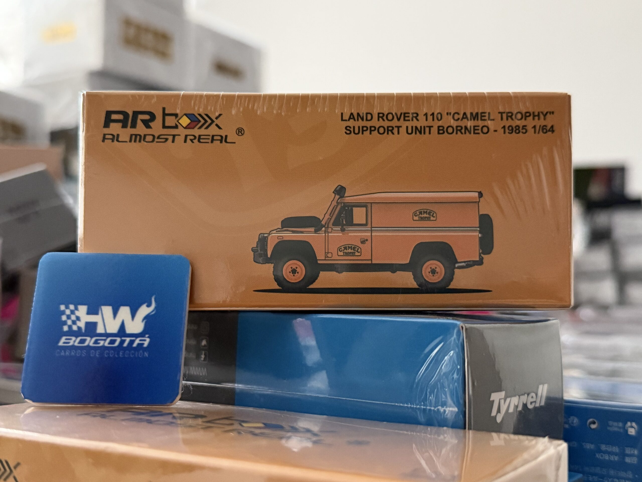 Almost Real 1:64 Land Rover 110 "Camel Trophy" Support Unit Borneo 1985 HEC 2026 - Imagen 5