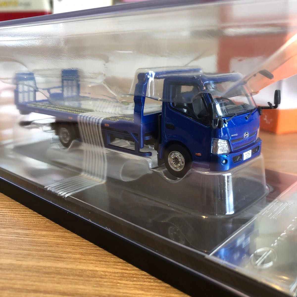GCD 1:64 Hino 300 Camabaja Azul con caja acrílica - Imagen 5